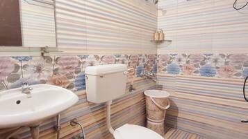 シャワー、タオル、トイレットペーパー