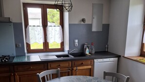 Coffee/tea maker, fridge, microwave, stovetop - Charming traditional farmhouse, relaxation and nature (Taintrux)