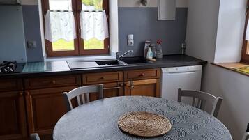 Réfrigérateur, micro-ondes, plaque de cuisson, lave-vaisselle