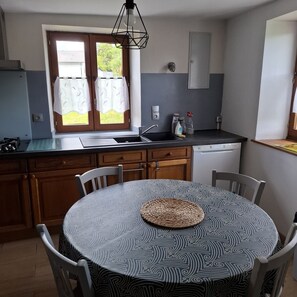 Fridge, microwave, stovetop, dishwasher - Charming traditional farmhouse, relaxation and nature (Taintrux)