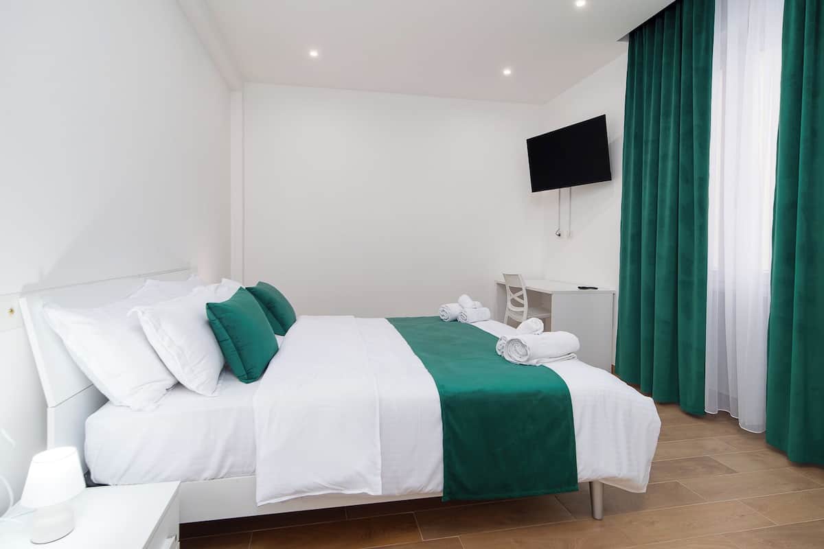Room | In-room safe, iron/ironing board, WiFi (free)