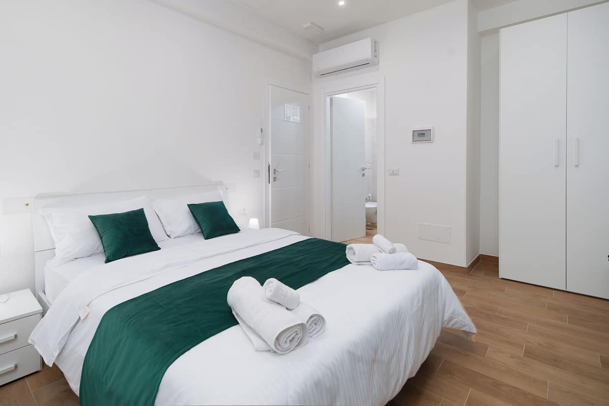 Room | In-room safe, iron/ironing board, WiFi (free)