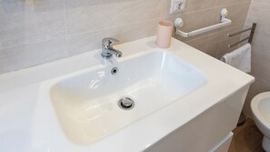 Room | Bathroom - Lovely Rooms by Rentbeat (Civitavecchia)