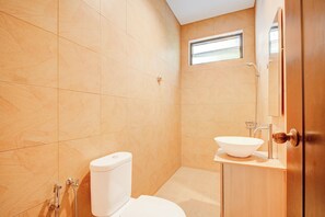 Habitación Deluxe doble | Baño | Ducha, toallas, jabón y champú