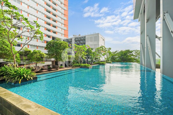 Una piscina al aire libre