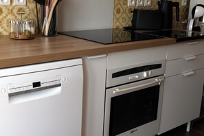 Micro-ondes, four, plaque de cuisson, lave-vaisselle