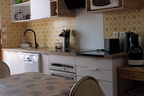 Microwave, oven, stovetop, dishwasher - Charming vacation home in Le Teich - 2 bedrooms - near Bassin d'Arcachon (Le Teich)