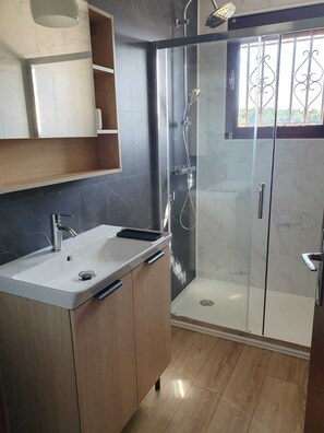 Dusche, Haartrockner, Handtücher, Toilettenpapier