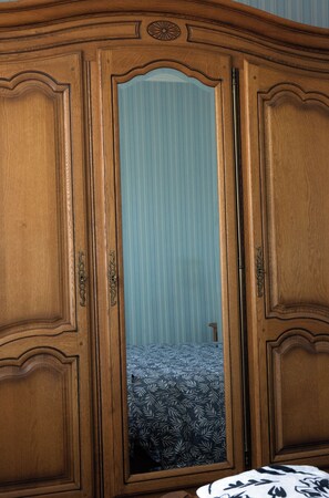 2 chambres, fer et planche à repasser, Wi-Fi, draps fournis