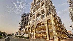 Ein mehrstöckiges Hotel mit modernem architektonischen Design, das gewölbte Fenster und einen markanten Eingang zeigt.