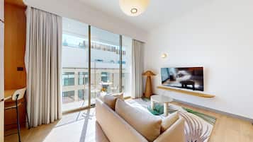 Superior-studiolejlighed - 1 queensize-seng - aircondition - byudsigt | Opholdsområde | 50-tommers smart-tv med kabelkanaler