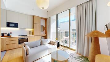 Studio – superior, 1 queensize-seng, aircondition, byutsikt | Oppholdsområde | En 50-tommers smart-TV med kabel-kanaler