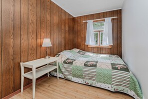 4 bedrooms, iron/ironing board, free WiFi, bed sheets