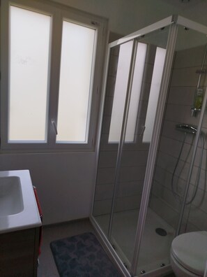Douche, sĂšche-cheveux, serviettes fournies, papier toilette