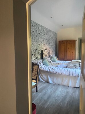 2 chambres, fer et planche à repasser, Wi-Fi, draps fournis