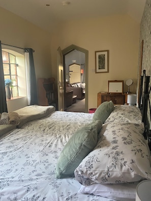 2 habitaciones, tabla de planchar con plancha, wifi y ropa de cama 