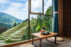 办公桌、笔记本电脑工作区、免费 WiFi