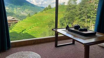 Suite familiar, vista a la colina | Escritorio, espacio para trabajar con laptop y wifi gratis