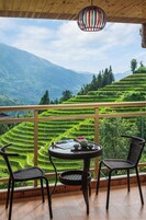 Quarto casal conforto, sacada, vista para a montanha | Terraço/pátio