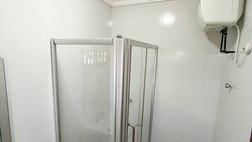 Serviettes fournies, savon, papier toilette