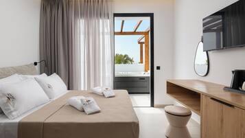 Suite with Jacuzzi | In-room safe, soundproofing, iron/ironing board, free WiFi