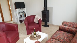 Televisión, reproductor de DVD y libros 