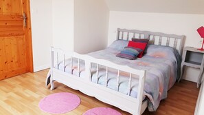 3 bedrooms, iron/ironing board, free WiFi - BRIGHT HOUSE, FINISTERE, between SEA and MONTS D'ARREE (Saint-Ségal)