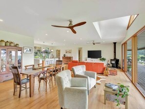Smart TV, fireplace