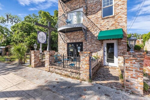 Cozy 2bed, 2bath loft in downtown Darien, GA! Enjoy a master room with a balcony view of the river.
