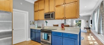 Cozy 2bed, 2bath loft in downtown Darien, GA! Enjoy a master room with a balcony view of the river.