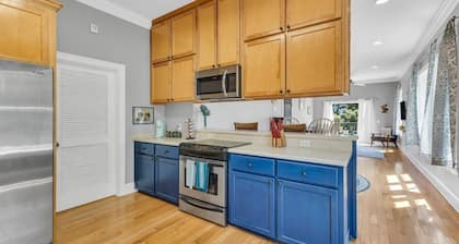 Cozy 2bed, 2bath loft in downtown Darien, GA! Enjoy a master room with a balcony view of the river.