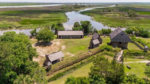 Cozy 2bed, 2bath loft in downtown Darien, GA! Enjoy a master room with a balcony view of the river.