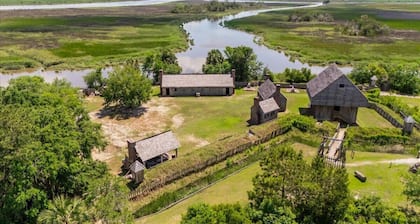 Cozy 2bed, 2bath loft in downtown Darien, GA! Enjoy a master room with a balcony view of the river.