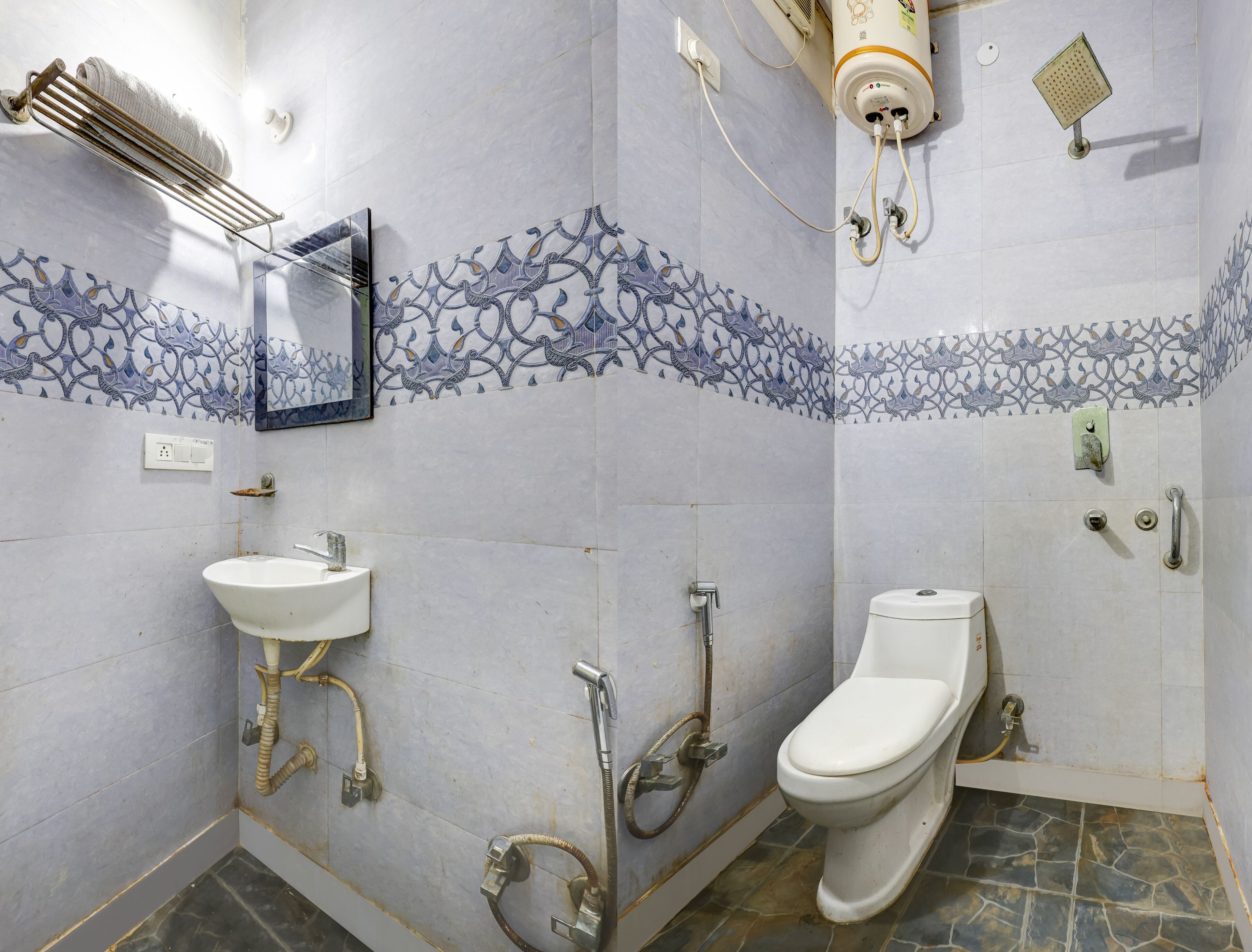 Tweepersoonskamer | Badkamer | Een douche, gratis toiletartikelen, handdoeken, zeep