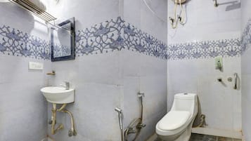 Habitación doble | Baño | Ducha, artículos de higiene personal gratuitos, toallas y jabón