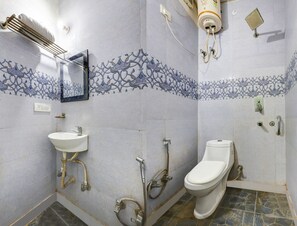 Double Room | Bathroom | Shower, free toiletries, towels, soap - Hotel Hari Nager By The Premium Villa  (New Delhi)