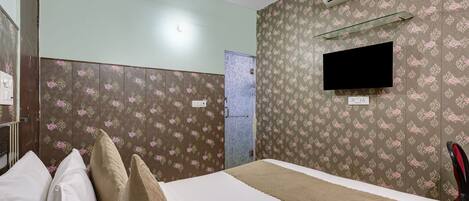 Double Room | In-room safe, desk, free WiFi