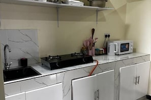 Four à micro-ondes, un four, lave-vaisselle