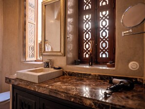 Deluxe Suite | Bathroom | Shower, hair dryer, towels, soap