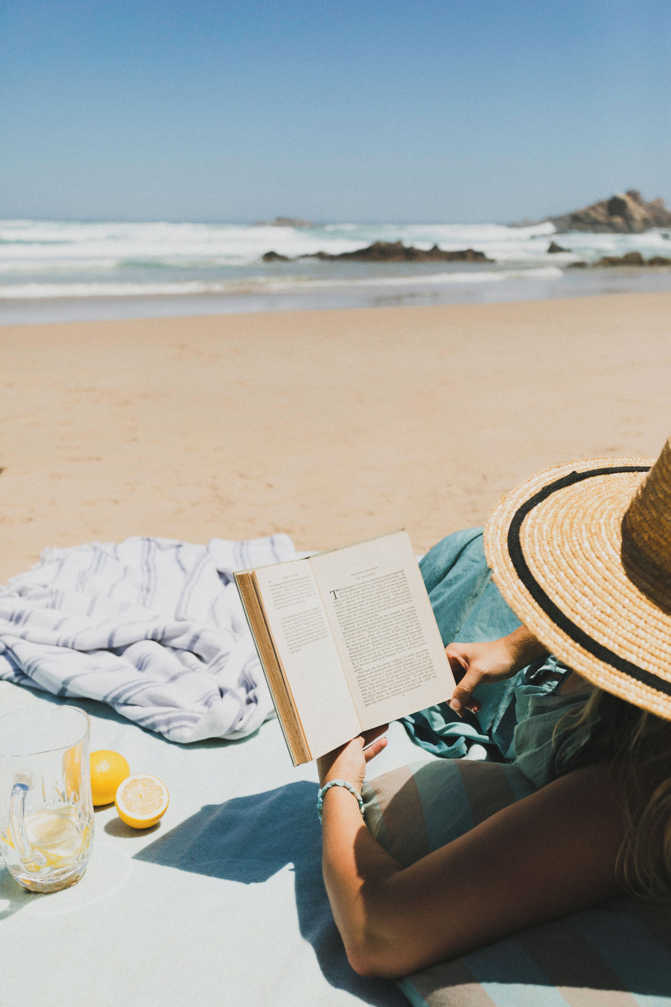 Di pantai, payung, tuala pantai 