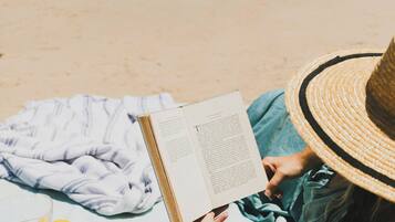 Di pantai, payung, tuala pantai