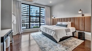 4 habitaciones, escritorio, tabla de planchar con plancha y wifi 