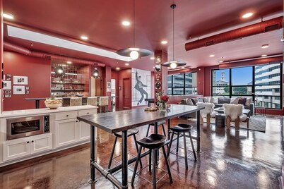 Elvis Penthouse 4BR/3000sqft, Walkable to Broadway