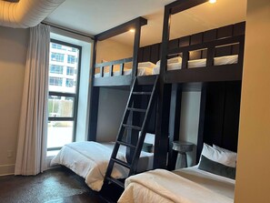 4 habitaciones, escritorio, tabla de planchar con plancha y wifi 