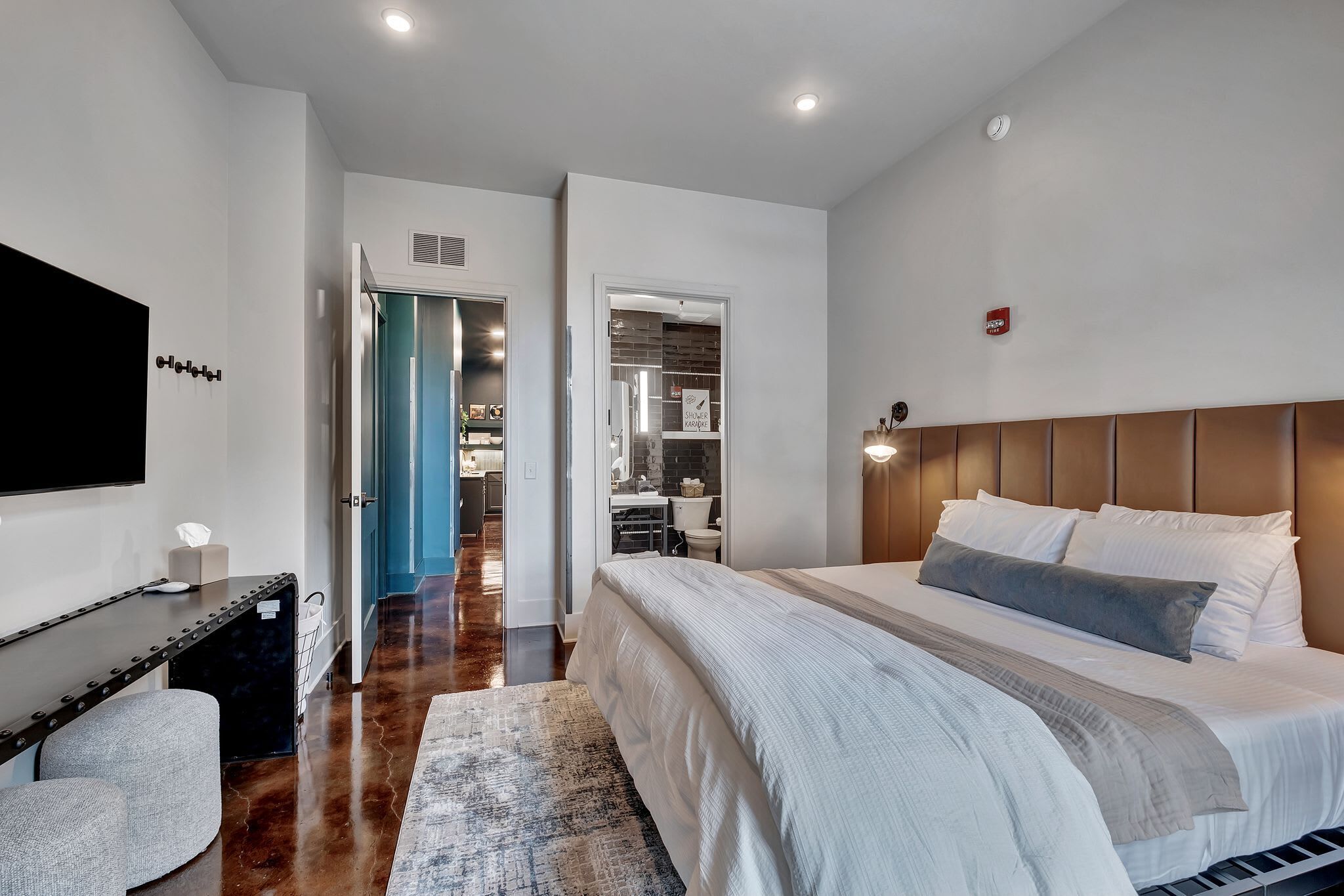 Une chambre moderne avec un grand lit, un bureau et une armoire.
