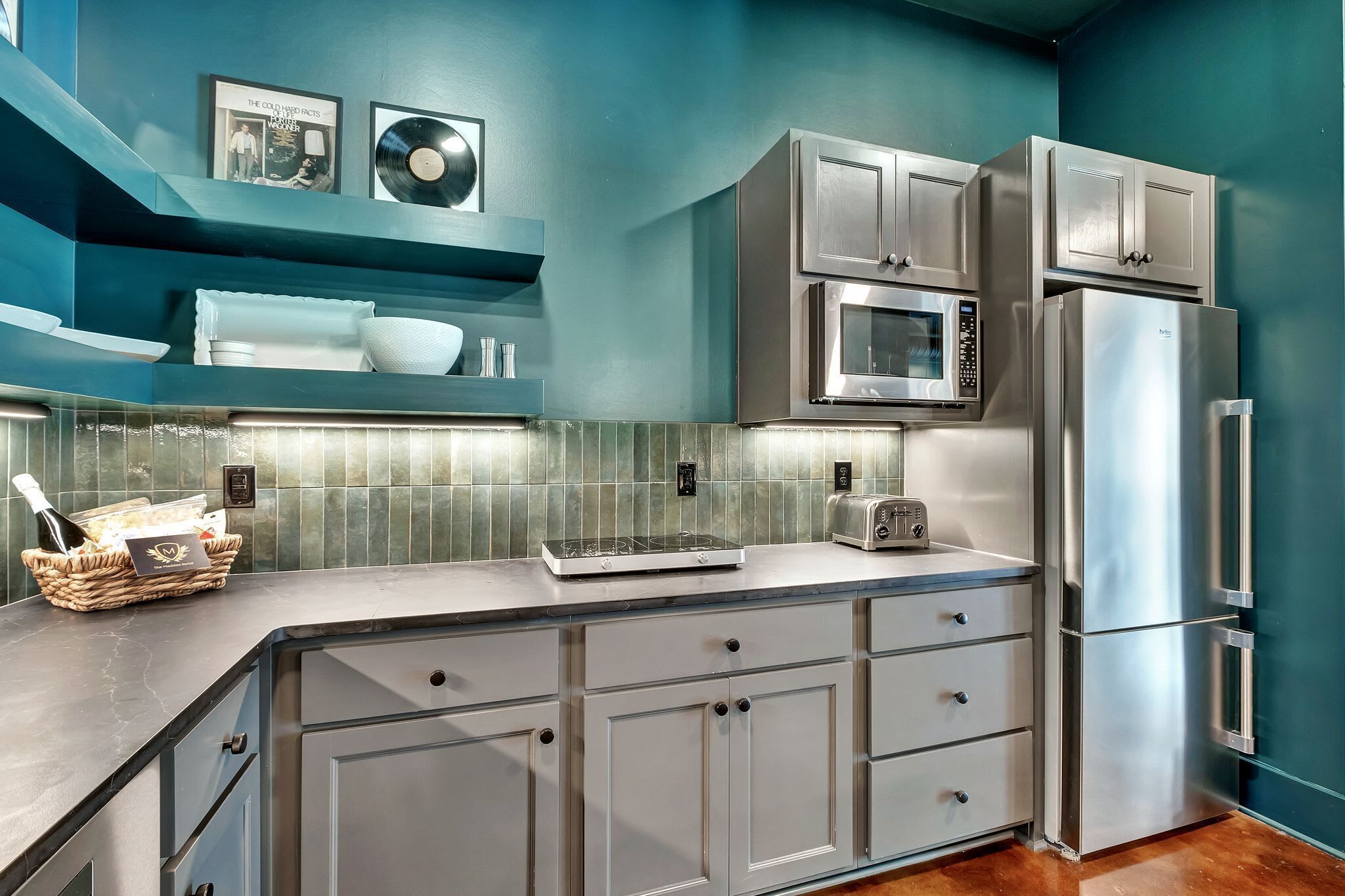 Fridge, microwave, dishwasher, coffee/tea maker