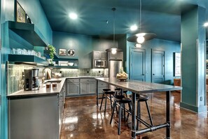 Réfrigérateur, micro-ondes, lave-vaisselle, cafetière/bouilloire