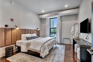 4 makuuhuonetta, työpöytä, silitysrauta/-lauta, Wi-Fi