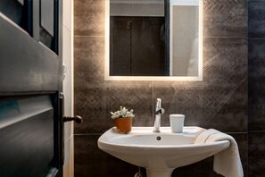 Douche, sèche-cheveux, serviettes fournies, savon