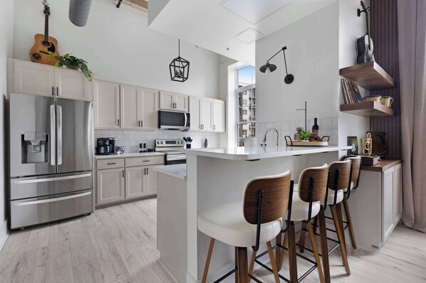 Kühlschrank, Mikrowelle, Ofen, Herdplatte